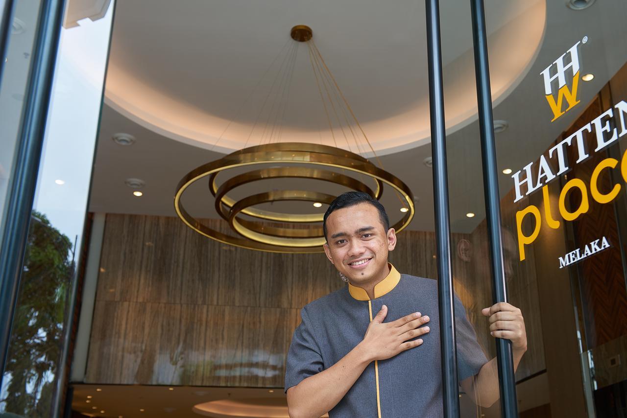 Hotel Hatten Place Melaka Exterior foto A doorman at the entrance of a hotel in Malaysia.